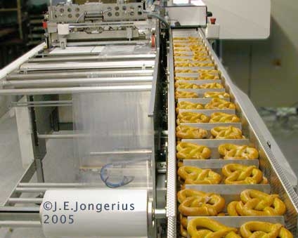 pretzels-Speedbag-infeed.jpg